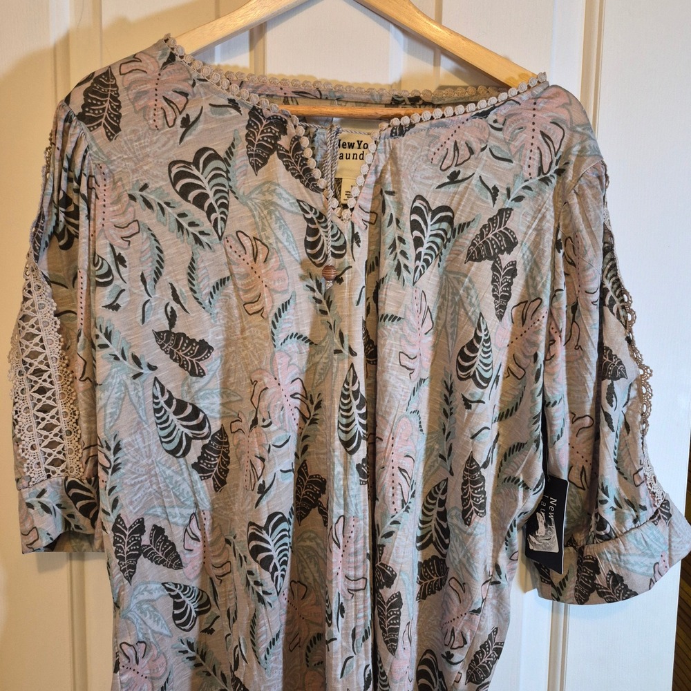 New York Laundry Women 1X Tropical Leaf Print Boho Blouse Gray Pink Crochet Trim